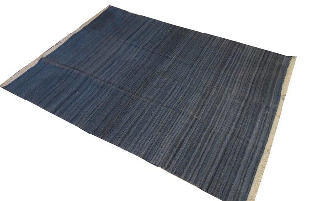 Feito com lã, o tapete Kilim Xangai Blue mede de 90 cm x 60 cm até 220 cm x 160 cm. Tabriz Collection, de R$ 490 por R$ 147 o m²