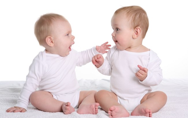 A demora para começar a falar, ou mesmo balbuciar, pode indicar que o bebê sofre de problemas para escutar