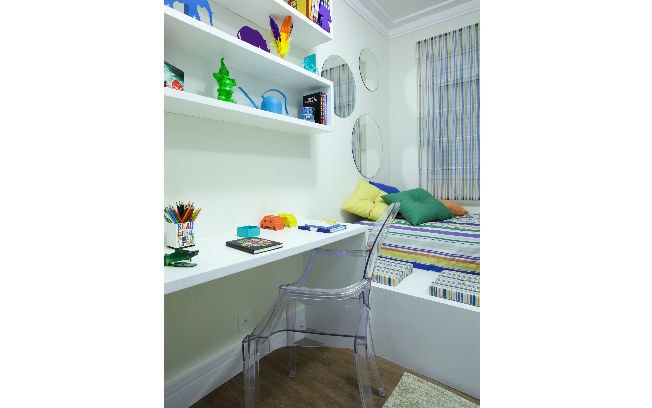 Planejado pela designer de interiores Adriana Fontana, o quarto de 7,66 m² ganhou uma bancada de MDF. Nichos sobre a mesa ajudam a organizar os brinquedos