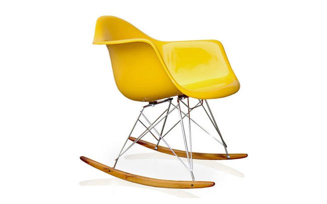 A Cadeira Eames Balanço Amarela está disponível na FormaFina por R$ 270 (seu preço original é R$ 715)