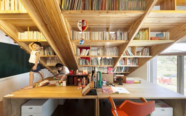 O espaço conta com mesas de estudo e uma escada, que também funciona como biblioteca