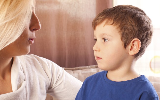 Algumas crianças interrompem insistentemente os pais que conversam. Explique que cada um tem sua vez de falar e que a criança deve esperar a dela