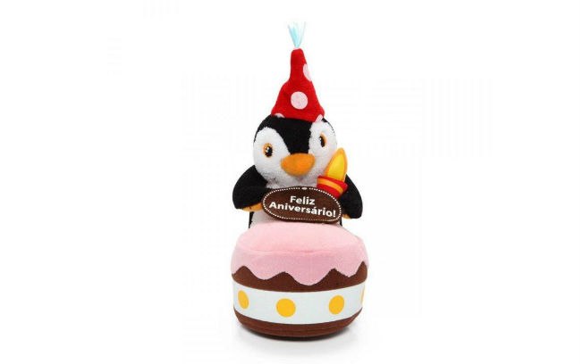 Almofada Pinguim Feliz Aniversário, de Imaginarium, de R$ 89,90 por R$ 49,90