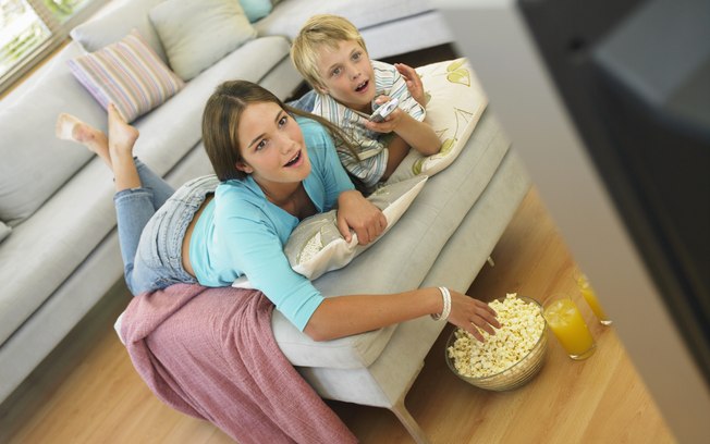 Televisão: deixar a criança vendo televisão por mais tempo não faz mal, mas o mais legal é que vocês possam compartilhar esse momento juntos