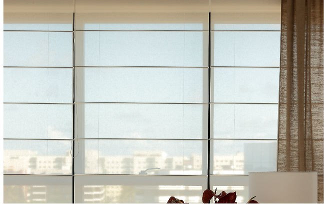 As cortinas Romana com tela solar Thermoscreen (com fatores de abertura 1, 3, 5 ou 10%) estão com 15% de desconto: de R$ 357,65 saem por R$ 311 o m², Uniflex