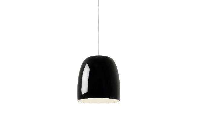 A luminária Riva, da La Lampe, é ideal para salas de jantar ou bancadas. Disponível em preto ou branco, sai de R$ 688 por R$ 332