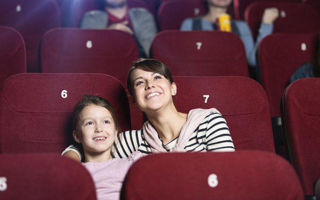 Cinema: uma ideia é pegar aquela sessão no meio da semana, à tarde, e levar a criança para ver o filme favorito dela. E se ela quiser um doce, pode dar. Um dia ou outro de flexibilização na rotina alimentar não faz mal