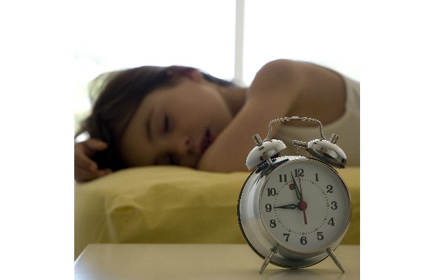 Sem alarme: um pouco de ordem faz bem, mas a criança não precisa dormir e acordar tão cedo nas férias. Retome os horários um pouco antes da volta às aulas