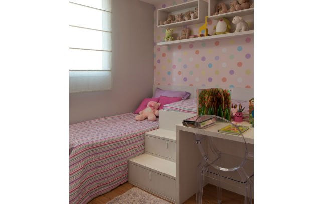 A escada que leva à cama superior é, na verdade, composta por gavetões que ajudam a organizar os brinquedos das pequenas moradoras