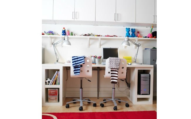 Neste projeto idealizado pela loja de móveis sueca Ikea há uma bancada para dois irmãos. Cada um tem sua luminária de mesa