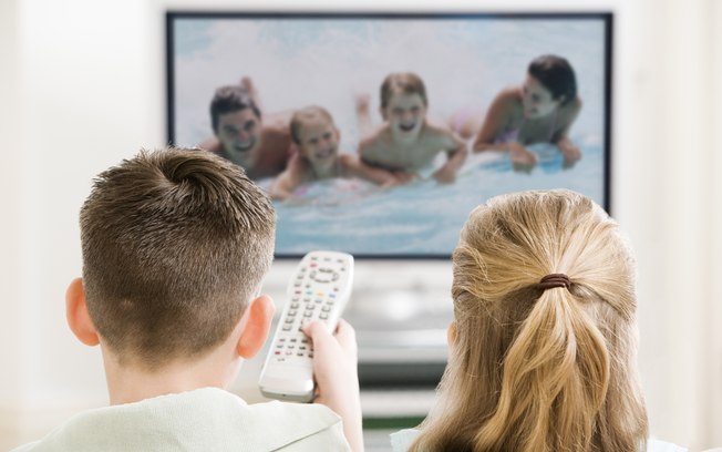 A criança que pede sempre para aumentar o volume da TV pode ter problemas de audição