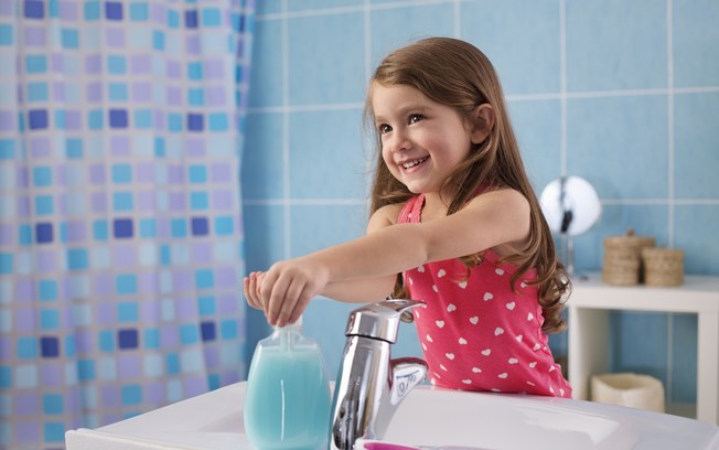 Lavar as mãos: a torneira precisa ficar fechada enquanto as crianças ensaboam as mãos, evitando o desperdício à toa