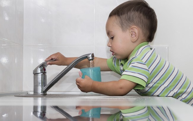 Gargarejo: em vez de abrir a torneira para enxaguar a boca ou fazer gargarejos, a dica é deixar um copo de água na pia para atender às necessidades das crianças. Assim, dá para gastar só o necessário
