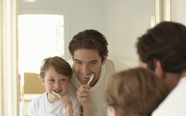 Escovar os dentes: aqui a torneira também deve ser fechada enquanto a criança escova os dentes. O maior exemplo tem que vir dos pais
