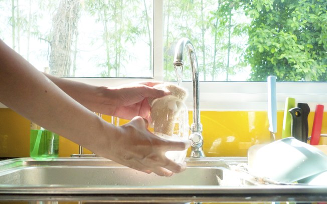 Restos de água em copos, vasilhas e cozimentos também podem ser aproveitados nas áreas verdes. Só evite aquelas que tiverem grande quantidade de sal