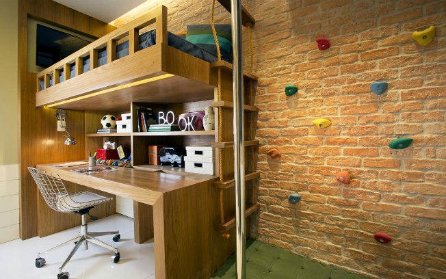 Elevar o posicionamento da cama permite criar outras áreas no quarto, como a escrivaninha e até mesmo um espaço para brincar (arquiteta: Paola Ribeiro)