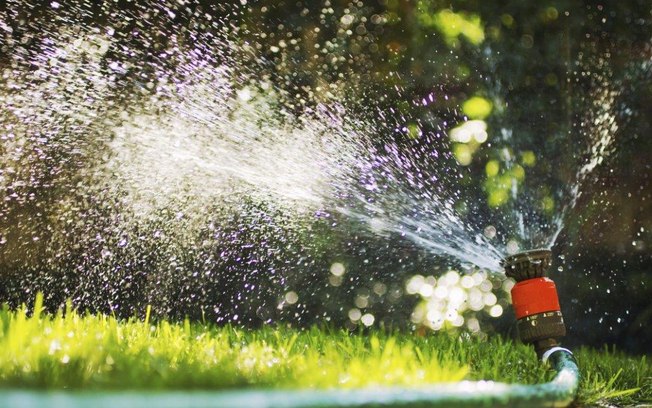 Em jardins maiores, o sistema de irrigação automatizada pode ser uma boa saída para não desperdiçar água. Segundo a arquiteta e paisagista Rafaela Novaes, alguns modelos controlam até mesmo o nível da umidade 