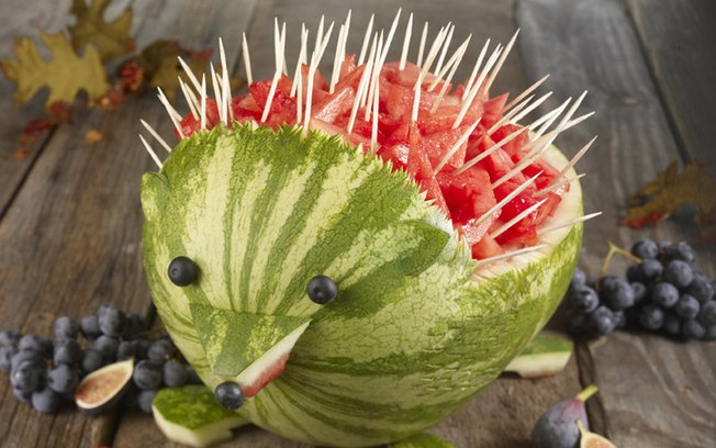 Uma melancia pode virar um porco espinho para crianças dividirem a fruta de forma divertida