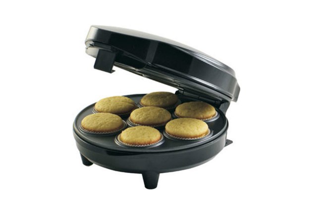 A máquina de cupcakes Maker Pratic Cupcake, da Mondial, faz além dos bolinhos, pães de queijo, petit gateau e bolinhos de chuva. R$ 79,90