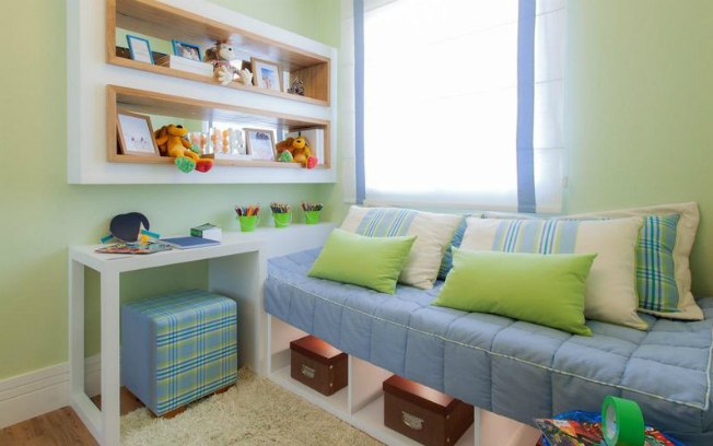 A cama encostada na parede deixa mais espaço para brincadeiras no cômodo. Projeto de Sesso Dalanezi