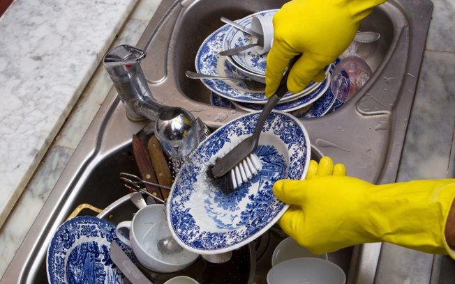 Lave a louça diariamente. Isso facilita a retirada dos resíduos e evita o aparecimento de insetos e odores desagradáveis