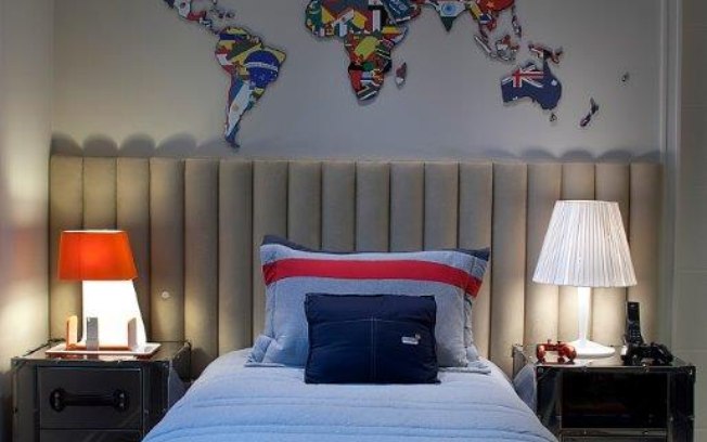 Como o gosto por viagens é forte, sobre a cama fica um mapa-múndi adaptado com as bandeiras dos países. Projeto de Décio Muniz 