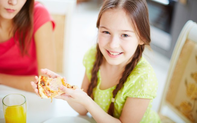 A criança, com a tutela dos adultos, pauta todas as atividades de casa, como o cardápio das refeições..