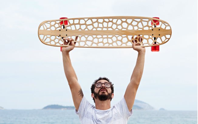 Na feira Rio + Design, realizada na Via Tortona, Bernardo Maral, do escritório de design carioca Terravixta, apresentou um skate com “Fat Free Design”. Todo em madeira recortada, ele é 60% mais leve do que um tradicional