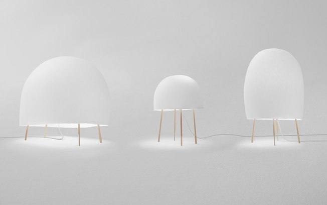 Destaque da Foscarini na Euroluce, a luminária Kurage foi projetada em papel de arroz e madeira pelo Studio Nendo em parceria com o designer italiano Luca Nichetto