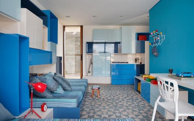 O azul é o tema deste quarto projetado por Guilherme Torres