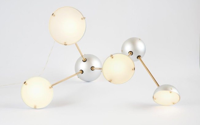Os designers Ana Neute e Rafael Chaicer apresentaram da MADE a luminária Molécula