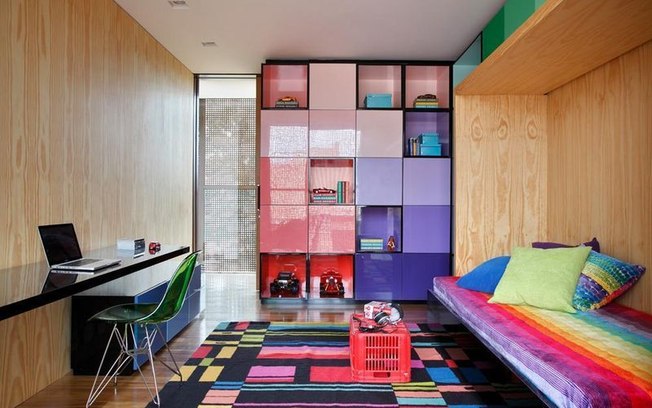 Tapetes e estantes também são boas alternativas para brincar com as cores