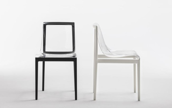Com assento de acrílico transparente sobre a base, a cadeiras Dream’air, assinda por Eugeni Quitllet para a Kartell brinca com o olhar