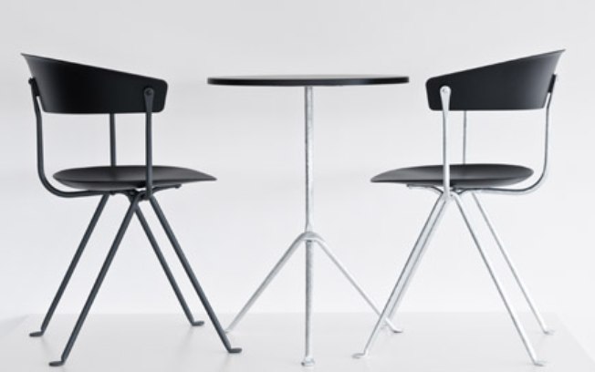 Valendo-se da antiga técnica de aço forjado, os irmãos Ronan e Erwan Bouroullec criaram a linha de mesas e cadeiras Office, para a italiana Magis