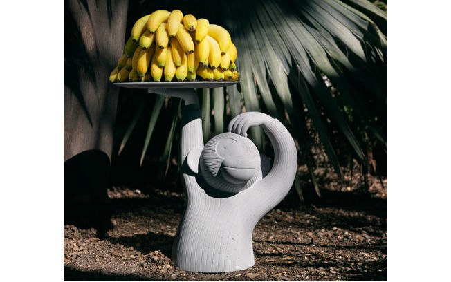 Divertida, a mesinha de concreto com um macaco segurando uma bandeja, projetada pelo designer espanhol Jaime Hayón, foi destaque no estande da BD Barcelona Design 