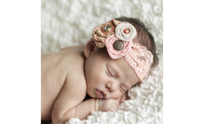 Um enfeite diferente e sofisticado pode ser usado na cabeça da bebê. De Etsy