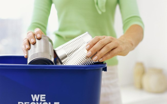Para eliminar odores indesejáveis da latas de lixo, despeje uma solução com água com bicarbonato e deixe agir por alguns minutos