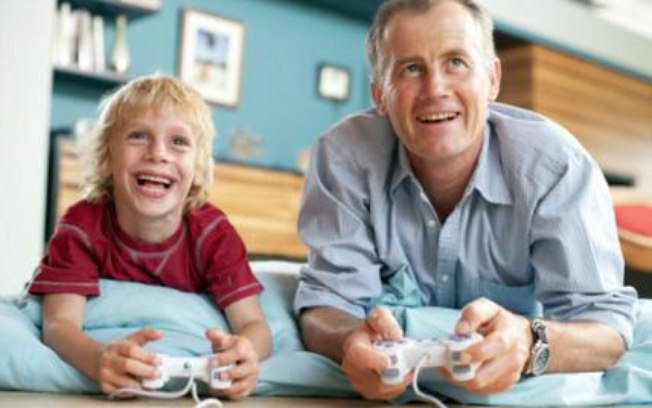 Jogar videogame: um dos pais autoriza e participa da brincadeira, fazendo com que o outro - que define tempo certo para a atividade - fique com o papel de chato e “mandão”