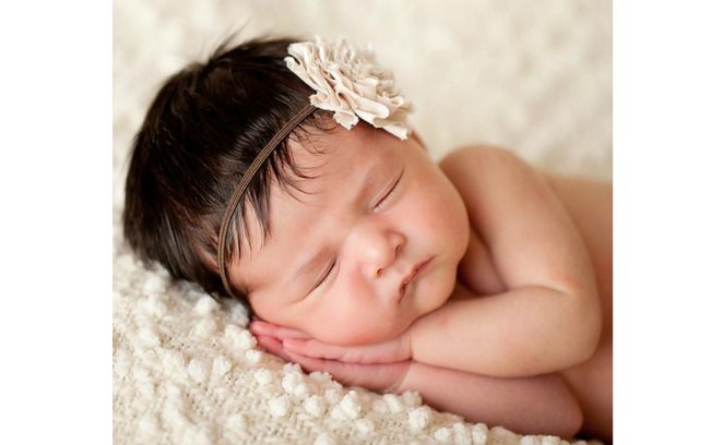 Para bebês, um elástico como faixa com uma flor de pano grudada