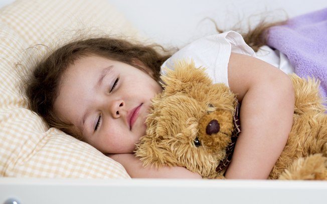 Dormir mais tarde: os filhos precisam de uma rotina, e isso inclui ter hora para dormir e para acordar. Se o pai autorizar que a criança durma mais tarde, deixe para conversar a respeito das regras no dia seguinte