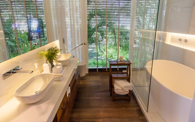 O banheiro do projeto de Dado Castello Branco mistura o aconchego da madeira com revestimentos neutros