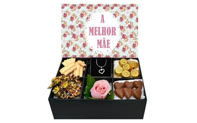 A “Para a Melhor Mãe”, da Giuliana Flores, com biscoitos chocolates e flores é uma ótima opção de presente. Preço sugerido: R$ 159,90