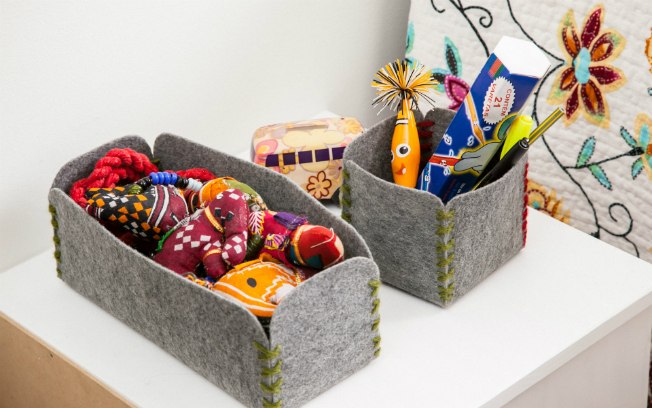 Espalhar caixas organizadora pela casa é uma boa ideia para que brinquedos fiquem sempre à mão, mas possam ser facilmente recolhidos