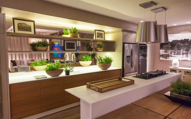 Adriana Consulin e Izilda Moraes planejaram o Home Gourmet, com cozinha e sala de visitas. Peças de design e muita madeira tratam de garantir conforto ao ambiente