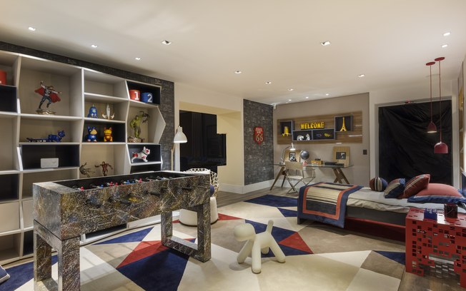 Assinado pela designer de interiores Patrícia Pasquini, o Quarto do Menino tem 40 m² e foi idealizado para um garoto de nove anos. O espaço reúne cama, área de lazer e de estudos