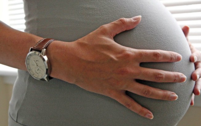 Já se você teve cesárea, é importante ficar deitada nas primeiras 4 ou 6 horas após o nascimento do bebê