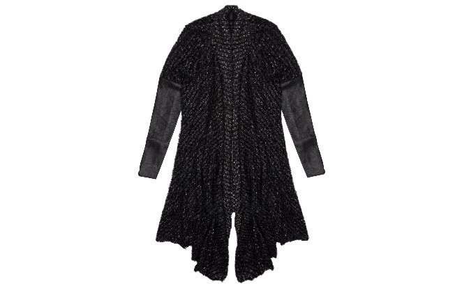 Esta capa longa de tricô com couro da Monnari custa R$358,00