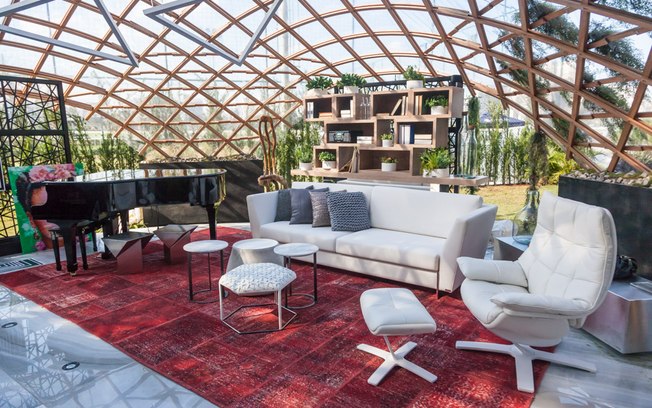A arquiteta Camila Klein é a responsável pela criação do ambiente Garage Lounge Renault. Com 50 m², o espaço tem estrutura de madeira moldada
