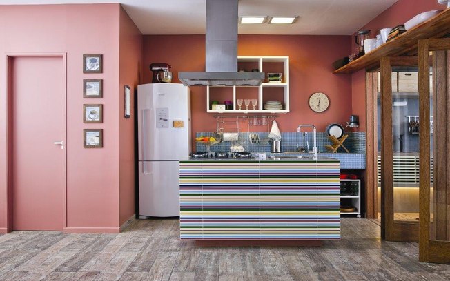 Tenha uma cozinha colorida e espaçosa para receber muita gente enquanto prepara as refeições