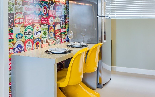 O projeto do escritório Traço Final Arquitetura e Interiores projetou uma mesa encostada na parde para garantir um espaço próprio para as refeições dentro da cozinha